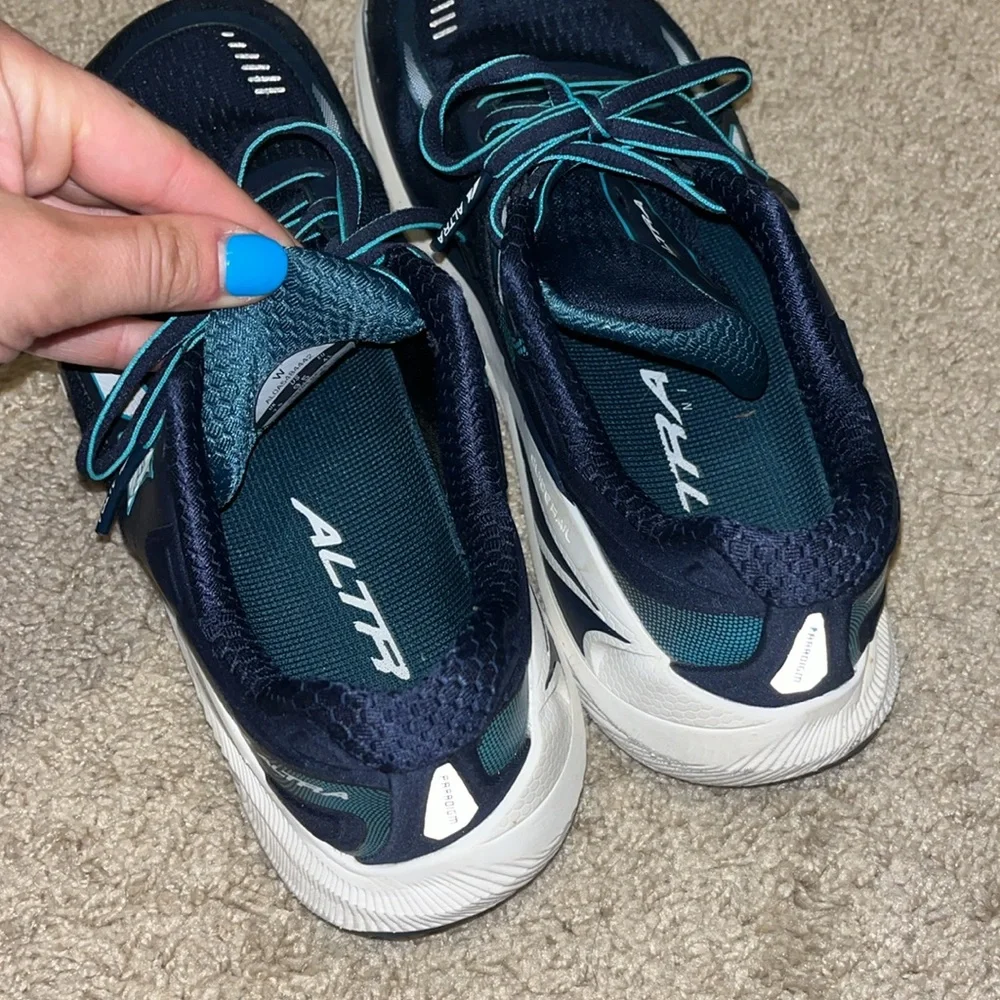 Women’s Altras - Picture 2 of 4